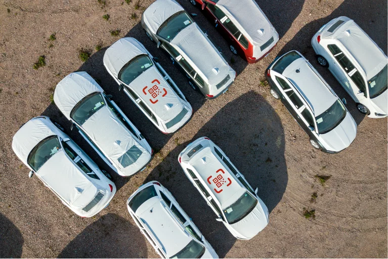 Coches con código QR en el techo