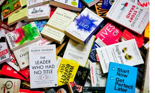 El libro incluye códigos QR